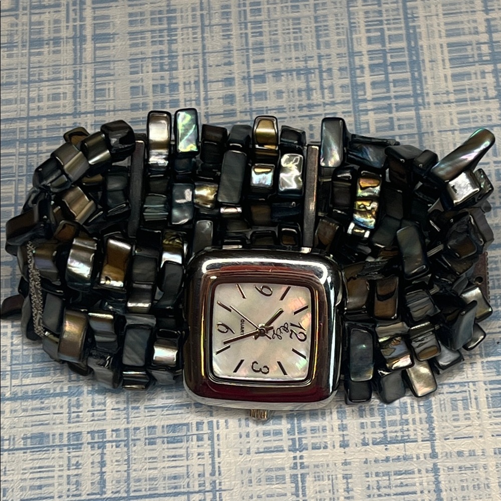 Stunning Colleen Lopez Mother of Pearl Quartz Watch. New battery. Stretch band